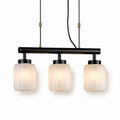 Hanglamp met drie glazen kappen in opaal wit en zwart met een lengte van 60 x 15 x 20cm
